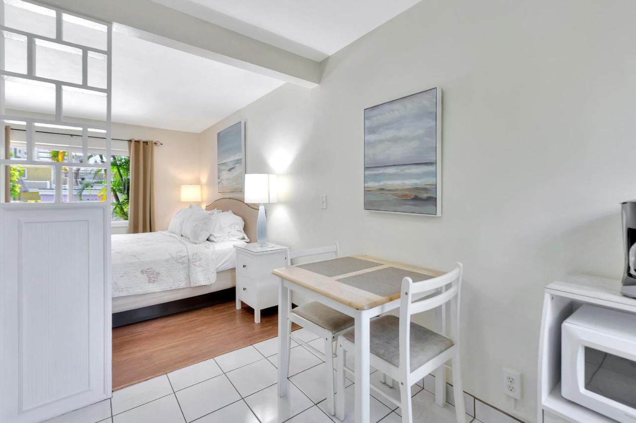 Seahorse Guesthouse Pompano Beach Bagian luar foto